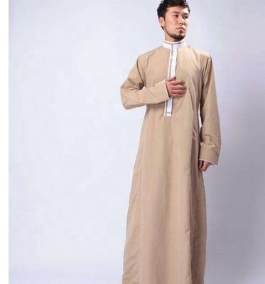 Vestido árabe islâmico de estilo saudita para homens feito de poliéster retardador de chama