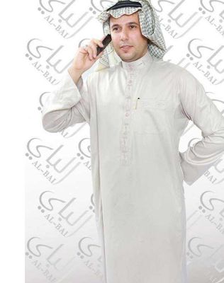 Vestido árabe islâmico de estilo saudita para homens feito de poliéster retardador de chama