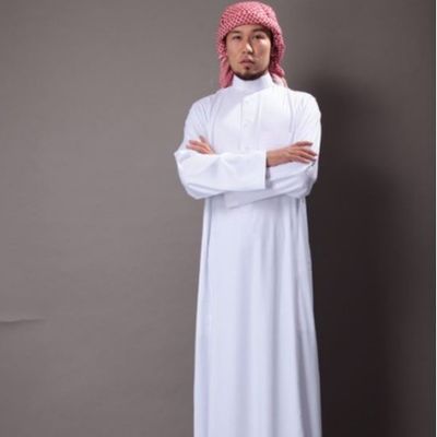 Vestido árabe islâmico de estilo saudita para homens feito de poliéster retardador de chama