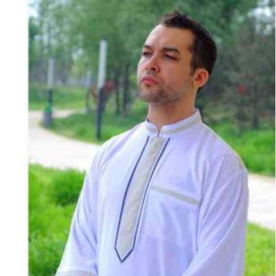 Vestido árabe islâmico de estilo saudita para homens feito de poliéster retardador de chama