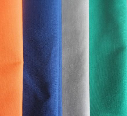 Tecido de poliéster 100% para uniformes e fatos Tecido impermeável de Gabardine
