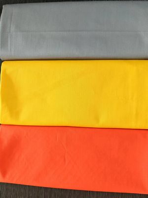 Whosale 40-60GSM 63D*63D revestimento de poliéster 210T tecido Taffeta com cor personalizada